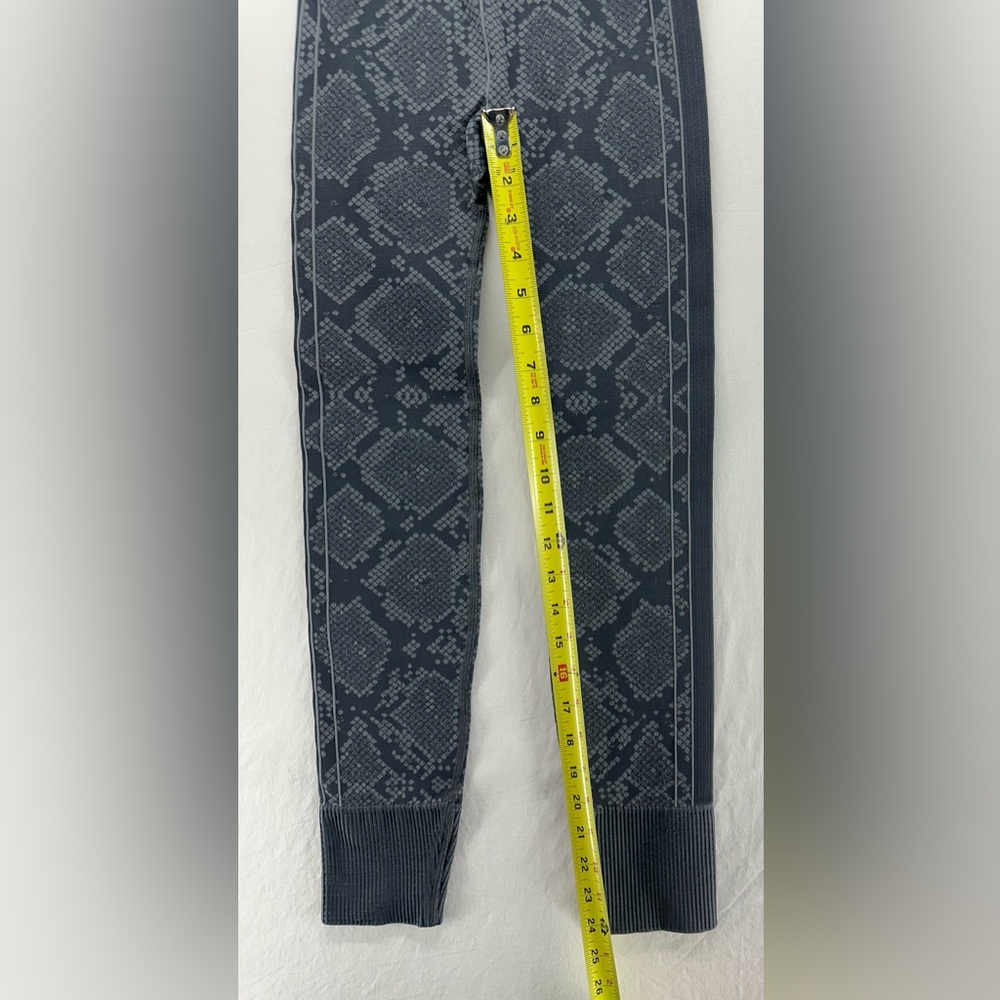 LULULEMON Athletica Leggings Ebb to Street Slate Snake Skin Gray Size 2 - Picture 6 of 7